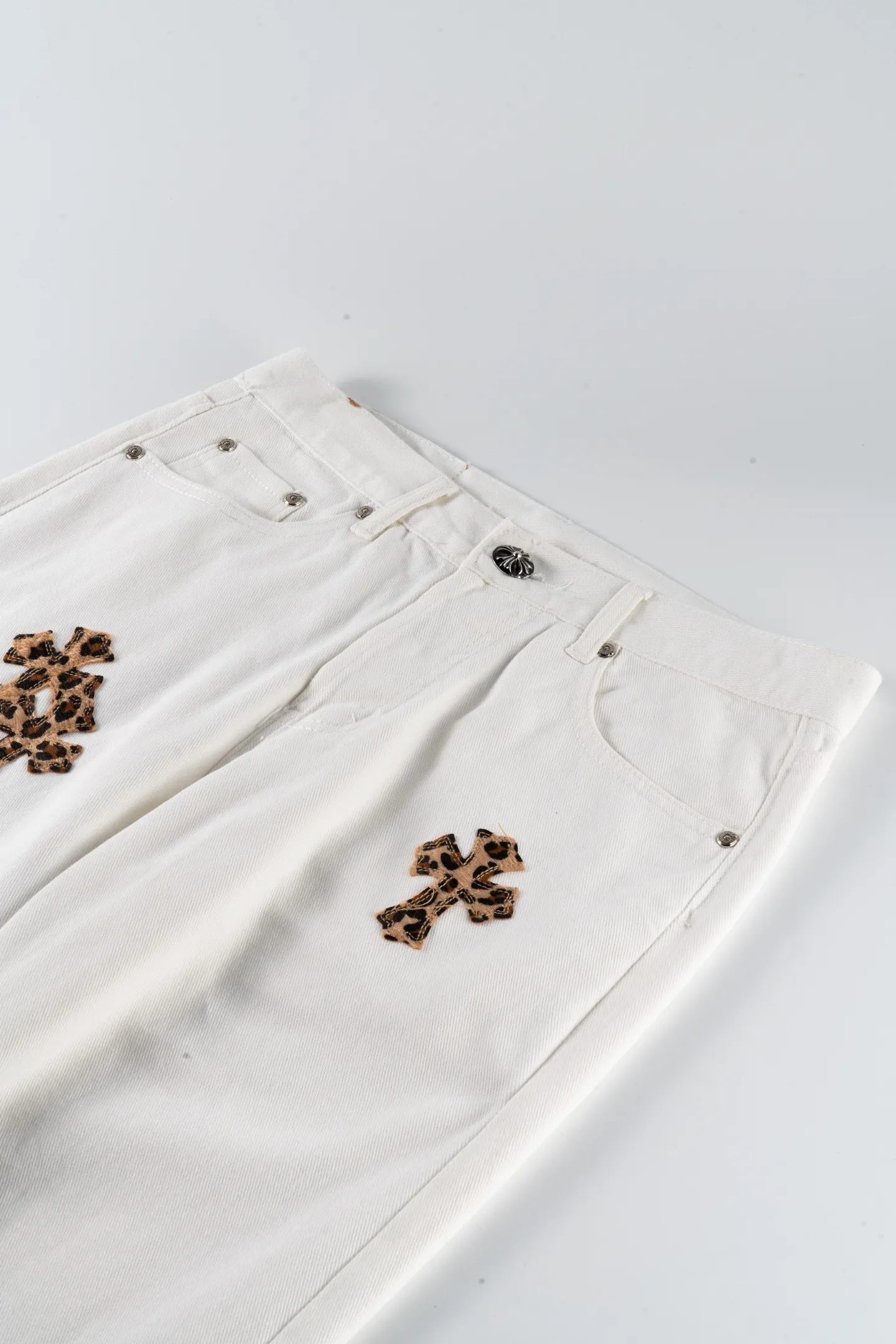 P220 (running model) Chrome Hearts 24SS white-bottomed leopard print and leather high-street jeans - Chrome Hearts' most popular color pants are made of beaded canvas fabric. Heavy washing makes the upper body of the fabric more textured and the pants are tall and straight! The three-dimensional cutting of the whole trousers is a masterpiece! The hardware is customized by zp. The beaded canvas fabric is thick and soft after being washed. It has good breathability. Customized small leather label. Unique design. The details are simple and elegant, and the workmanship is exquisite. The whole trousers are neatly routed and the details are in place! It’s so cool that both men and women can easily control the genderless trend! Style number: 1641# Size: 28 30 32 34 Color: white